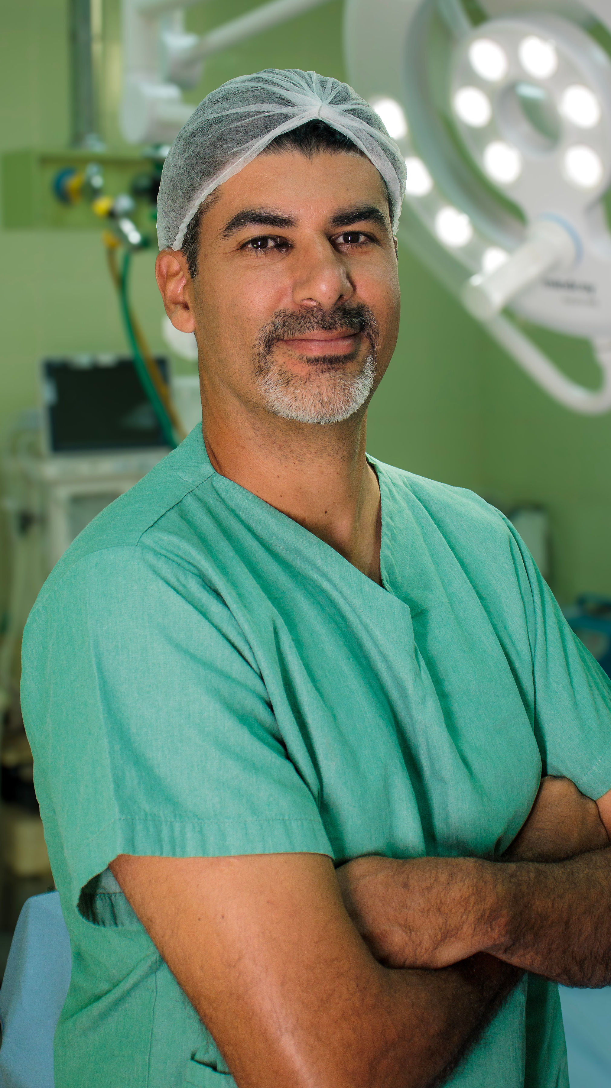 Dr. Chrystiano Cardoso paramentado no centro cirúrgico